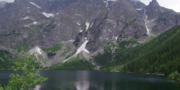 Morskie Oko w Tatrach z widokiem na Mnich
