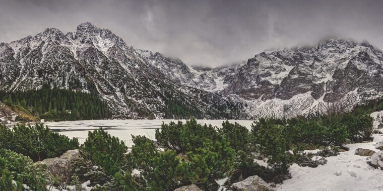 Zamarznięte Morskie Oko zimą w Tatrach na tle ośnieżonych szczytów