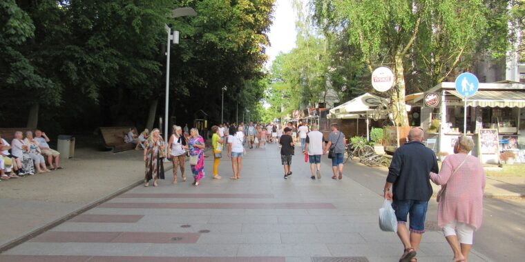 Nadmorska promenada w Kołobrzegu – w części uzdrowiskowej miasta działa Oceanarium