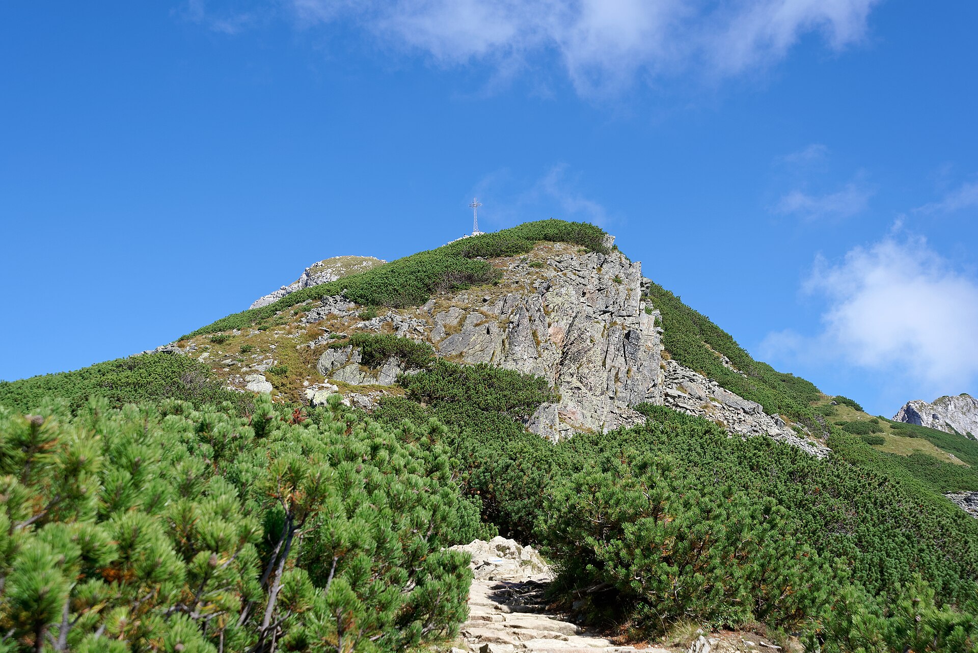 Giewont – masyw Śpiącego Rycerza widziany od strony Zakopanego, z kopułą szczytową i krzyżem