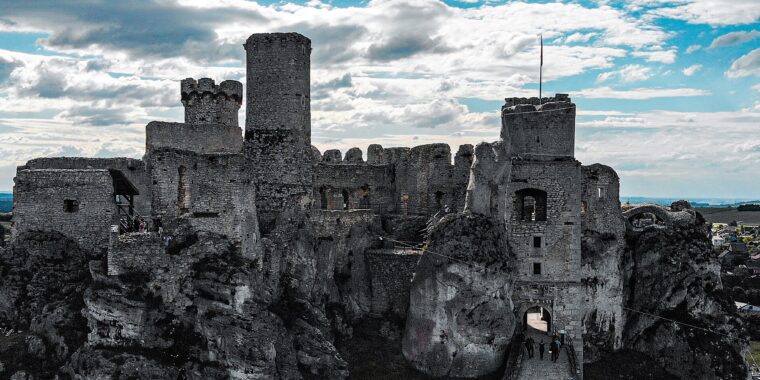 Zamek Ogrodzieniec – zwiedzanie, bilety, trasa i plany filmowe