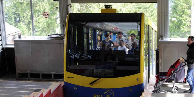 Wagonik kolei linowo-terenowej PKL na Gubałówkę przy peronie