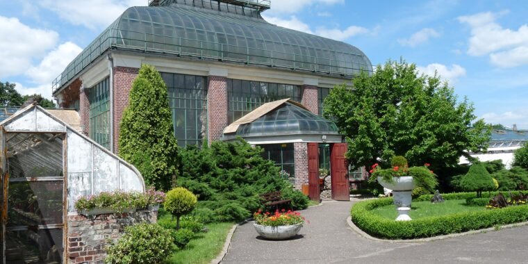 Główny budynek Palmiarni Wałbrzych przy ul. Wrocławskiej 158